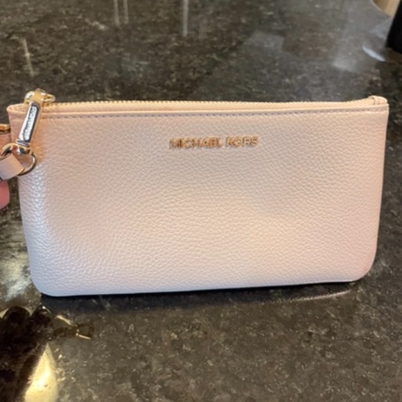 New never used Michael Kors leather wristlet - Picture 6 of 7